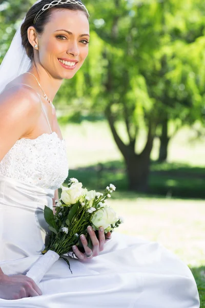 Bride holding bouquet — Stock Photo, Image