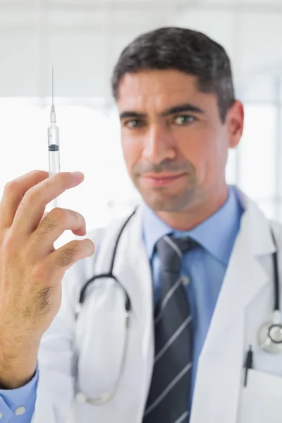 Retrato do médico do sexo masculino segurando uma injeção — Fotografia de Stock