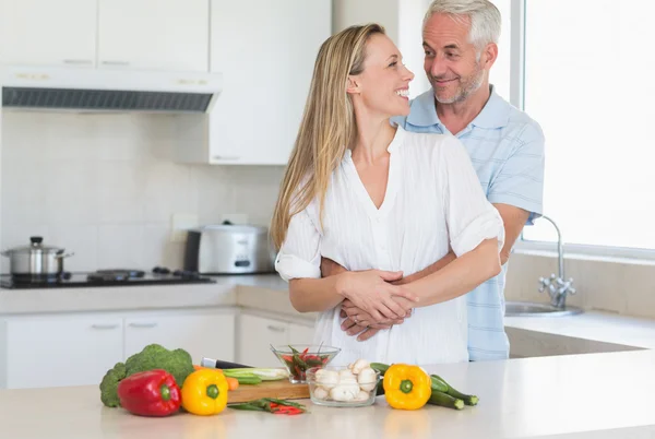 Liebespaar bereitet gemeinsam ein gesundes Abendessen zu — Stockfoto