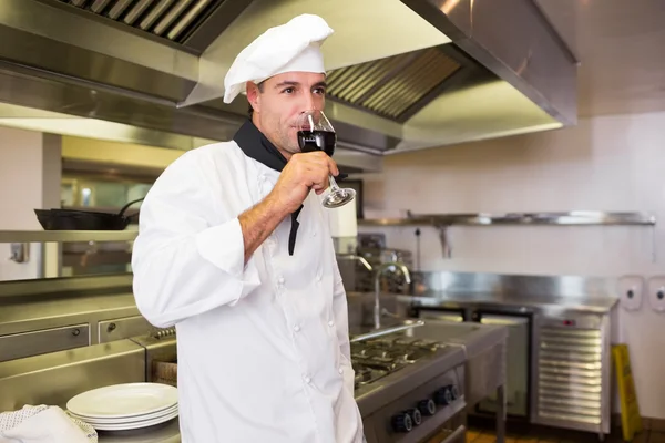 Cocinar beber vino tinto en la cocina —  Fotos de Stock