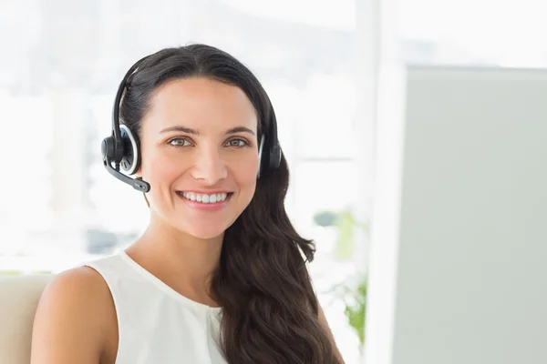 Zufriedener Callcenter-Agent sitzt — Stockfoto