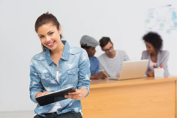 Künstler nutzt digitales Tablet mit Kollegen — Stockfoto