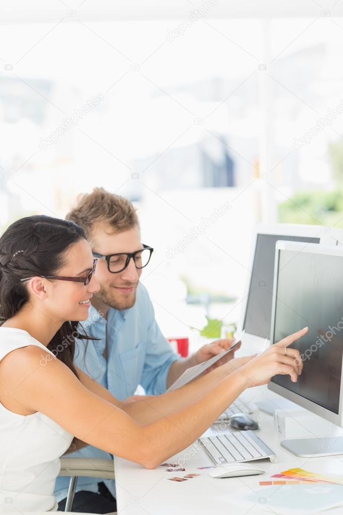 kreativen Partner gemeinsam an den Computer an ihrem Schreibtisch ... kreativen Partner gemeinsam an den Computer an ihrem Schreibtisch ...