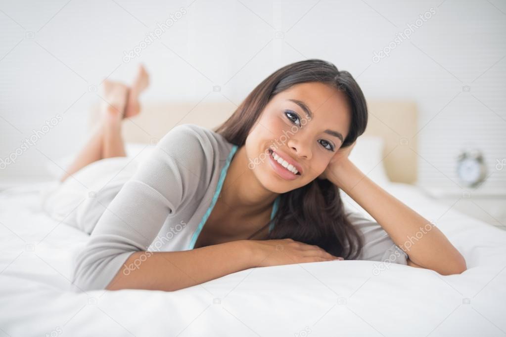 Симпатичная девушка на кровати