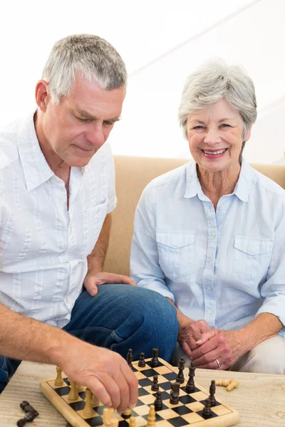 Senior koppel zittend op de Bank spelen schaak — Stockfoto