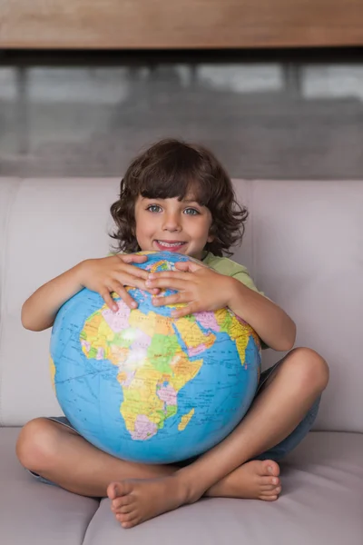 Criança feliz com globo na sala de estar — Fotografia de Stock