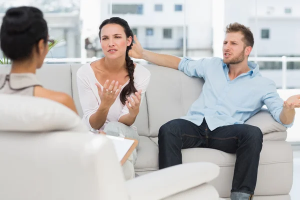 Casal irritado conversando com seu terapeuta — Fotografia de Stock