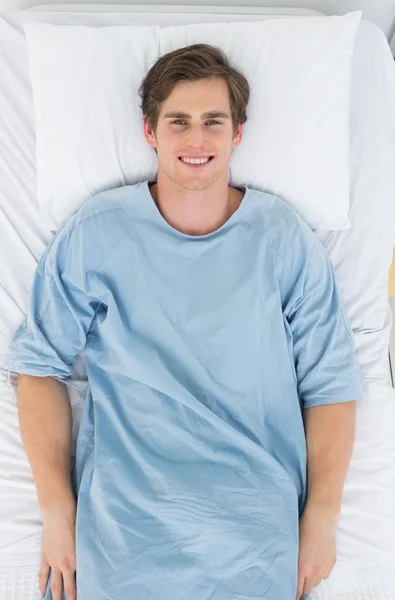 Ασθενής που είναι ξαπλωμένος στο κρεβάτι του νοσοκομείο — Φωτογραφία Αρχείου