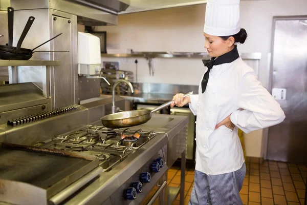 Koch bereitet Essen zu — Stockfoto