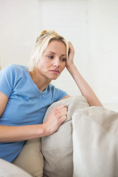 Worried woman in living room — Stock Photo, Image