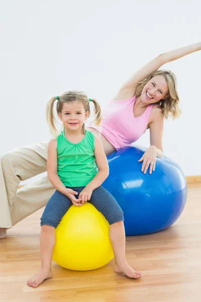 Hamile kadın kızıyla birlikte egzersiz — Stok fotoğraf