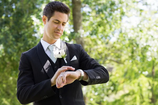 Groom checking time — Stock Photo, Image