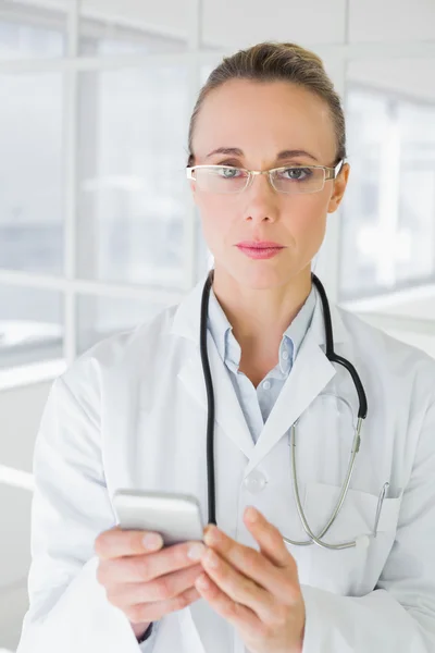 Portrét ženského lékaře, čtení textových zpráv — Stock fotografie