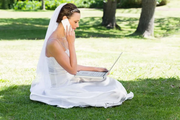 Noiva usando laptop e telefone celular — Fotografia de Stock