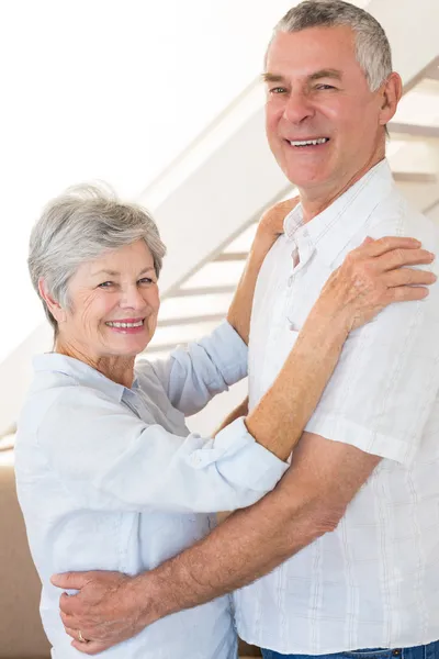 Tillgiven äldre par dansar tillsammans — Stockfoto