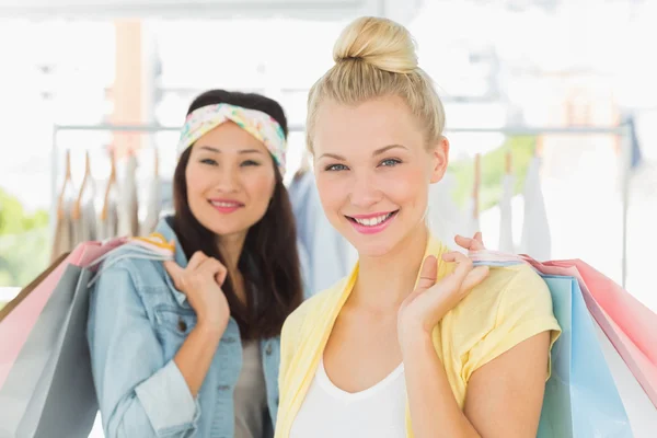 Heureuses jeunes femmes avec des sacs à provisions — Photo