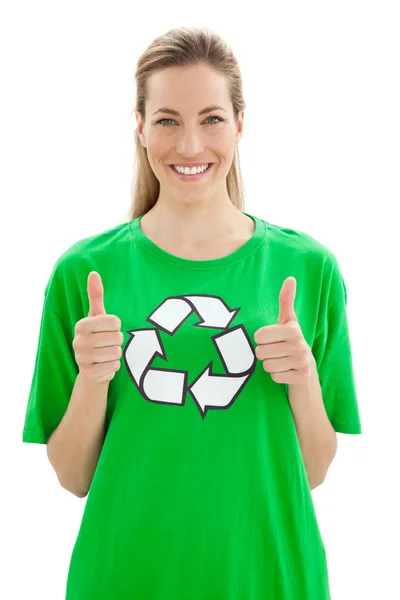 Frau im Recycling-Symbol-T-Shirt gestikuliert Daumen hoch — Stockfoto