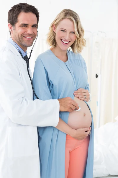 Gravid kvinna med manliga läkare — Stockfoto