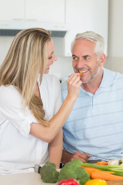 Happy couple preparing dinner together — Stock Photo, Image