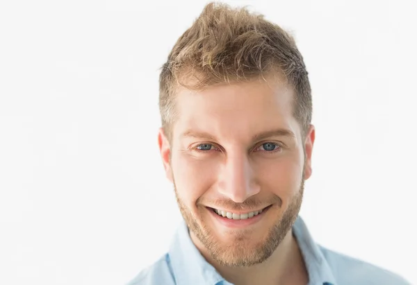 Confident young man smiling at camera — Stock Photo, Image