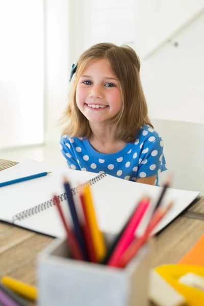 Fille avec livre assis à la table — Photo