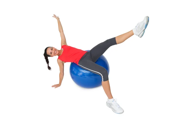 Ajuste jovem mulher esticando na bola de exercício — Fotografia de Stock