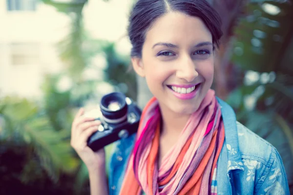 Bruneta fotograf stojí venku — Stock fotografie