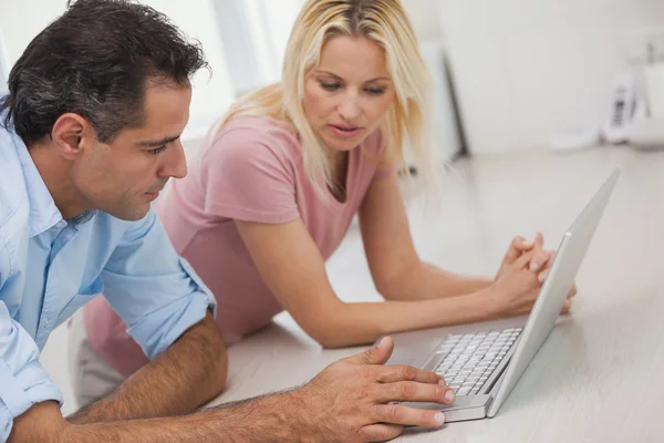 Casal usando laptop — Fotografia de Stock