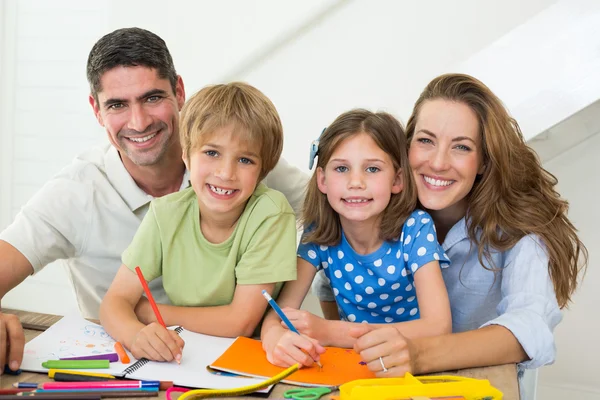 Ouders met kinderen tekenen — Stockfoto