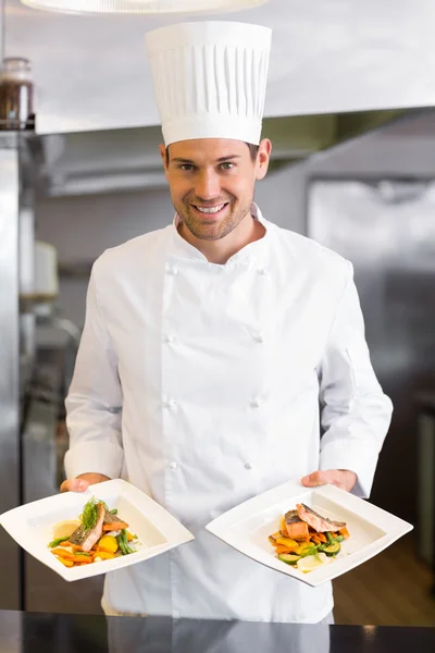 Chef masculino seguro con comida cocinada en la cocina — Foto de Stock