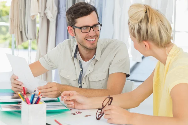 Modeschöpfer diskutieren Entwürfe — Stockfoto