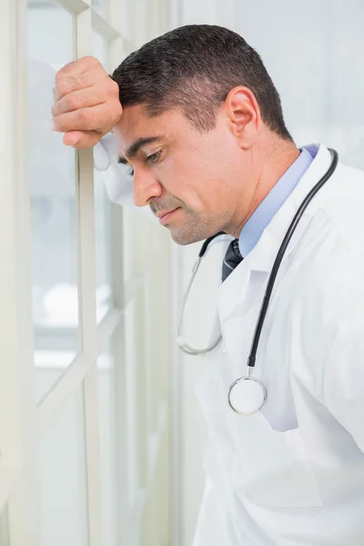 Vista laterale di un medico maschio premuroso — Foto Stock