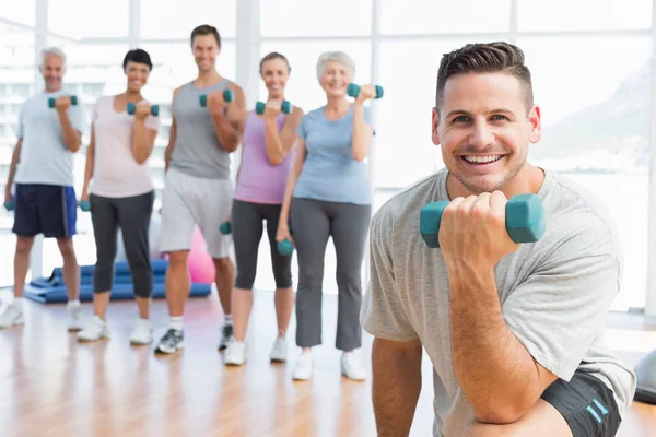 Class exercising with dumbbells in gym — Stock Photo, Image