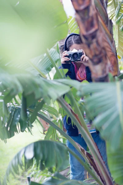 Brunette prenant une photo dans une forêt — Photo