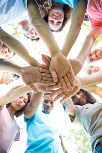 Amigos apilando manos — Foto de Stock