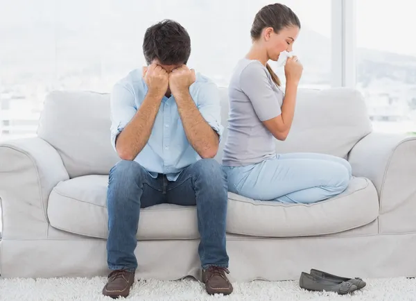 Casal no sofá depois de uma discussão — Fotografia de Stock