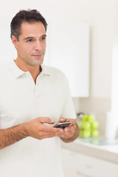 Man text messaging at home — Stock Photo, Image