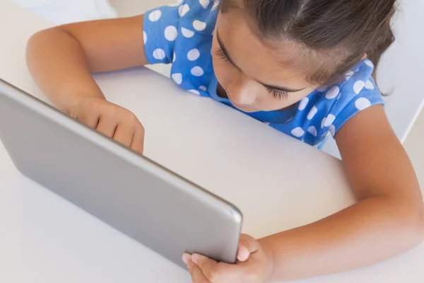 Meisje met digitale Tablet PC op tafel — Stockfoto