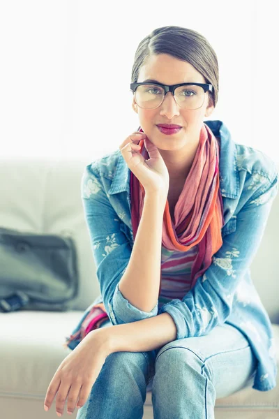 Vrouw zittend op de bank — Stockfoto