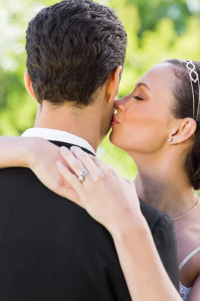 Braut küsst Bräutigam auf die Wange — Stockfoto