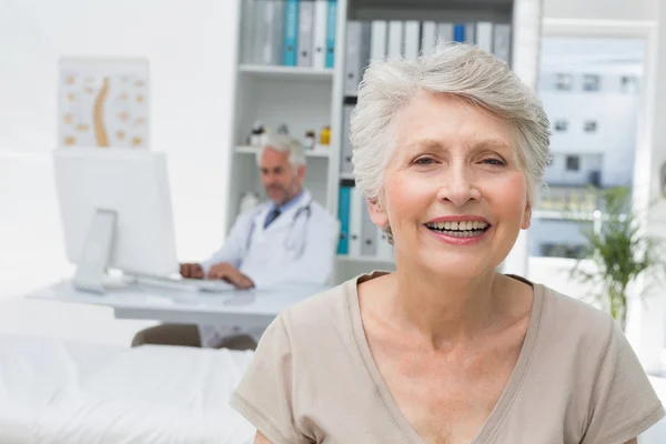 Felice paziente anziano con medico presso lo studio medico — Foto Stock