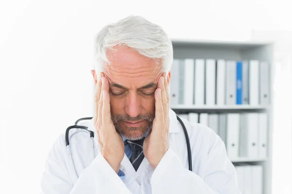 Primer plano de un médico varón con dolor de cabeza intenso — Foto de Stock