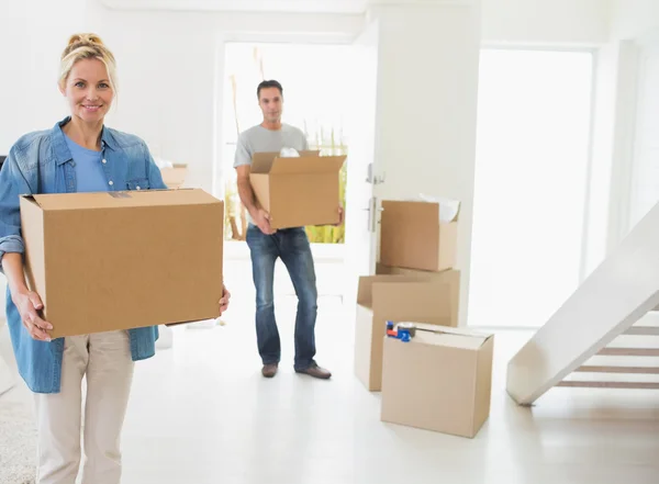 Couple moving together in a new house — Stock Photo, Image