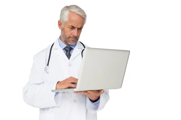 Médico masculino concentrado usando laptop — Fotografia de Stock