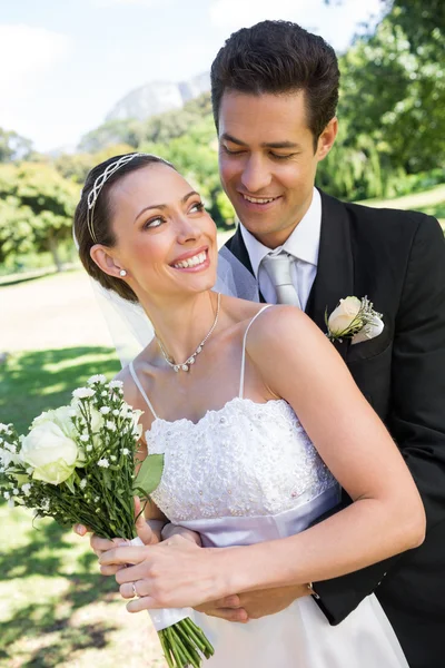 Sposa guardando l'uomo nel parco — Foto Stock