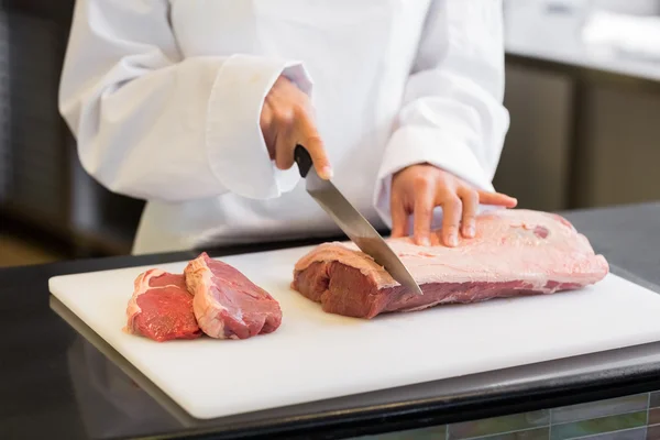 Ruce řezání masa v kuchyni — Stock fotografie