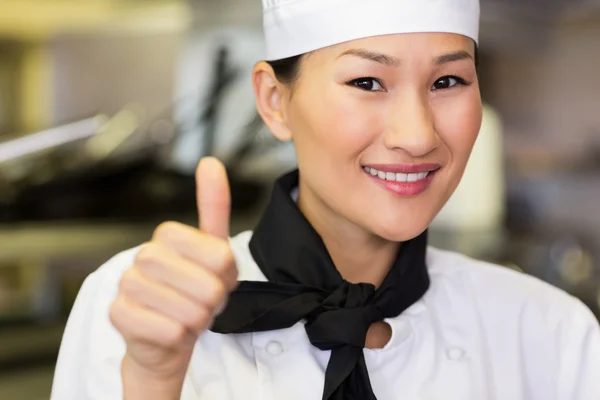 Koka gestikulerande tummen upp — Stockfoto