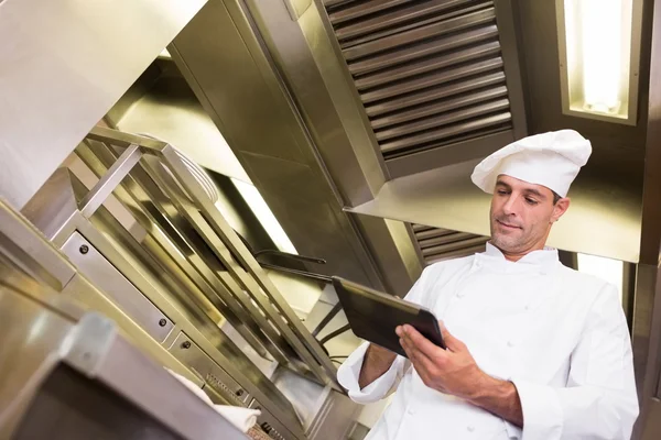 Cook using digital tablet — Stock Photo, Image