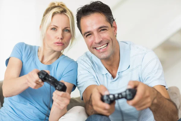 Pareja jugando videojuegos —  Fotos de Stock