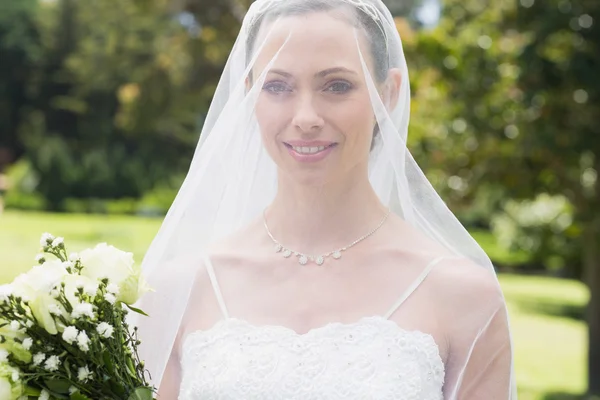 Braut trägt Schleier im Garten — Stockfoto